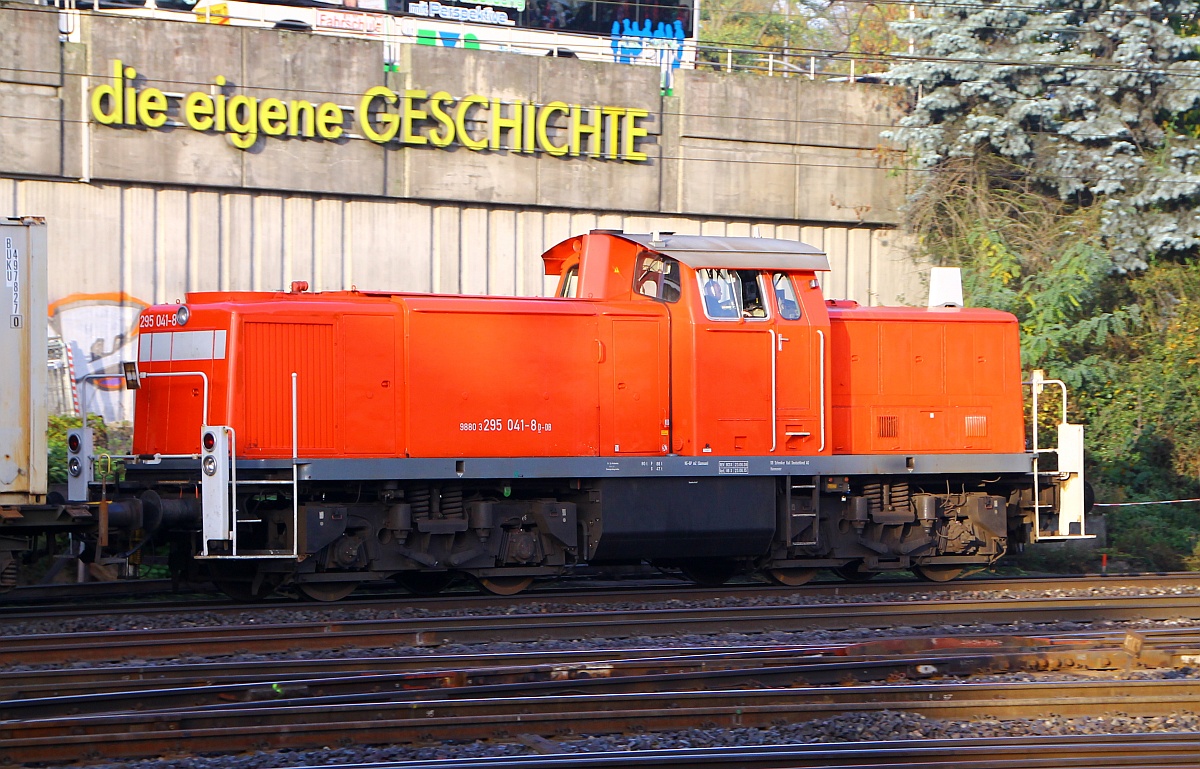 295 041-8(REV/BCS X/23.06.08, Verl/HB X/23.06.15)dieselt hier sauber und gepflegt aussehend durch HH-Harburg Richtung Hafen Hamburg. 01.11.2014