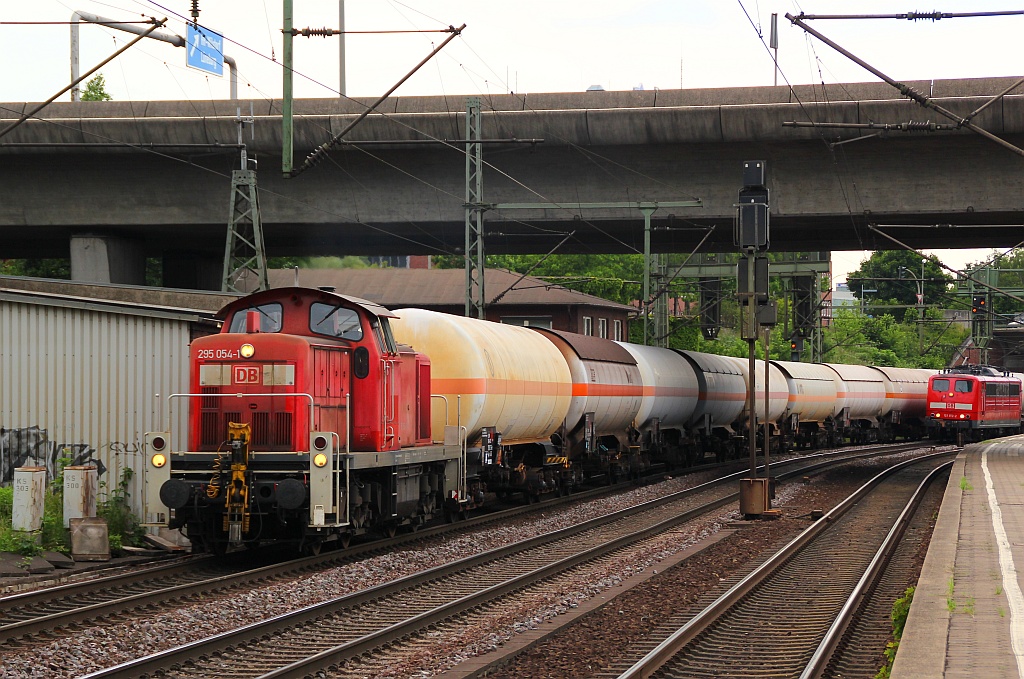 295 054-1 dieselt hier mit einem Öler durch HH-Harburg und im Hintergrund wartet 151 012-2 mit einem Containerzug. 21.06.12