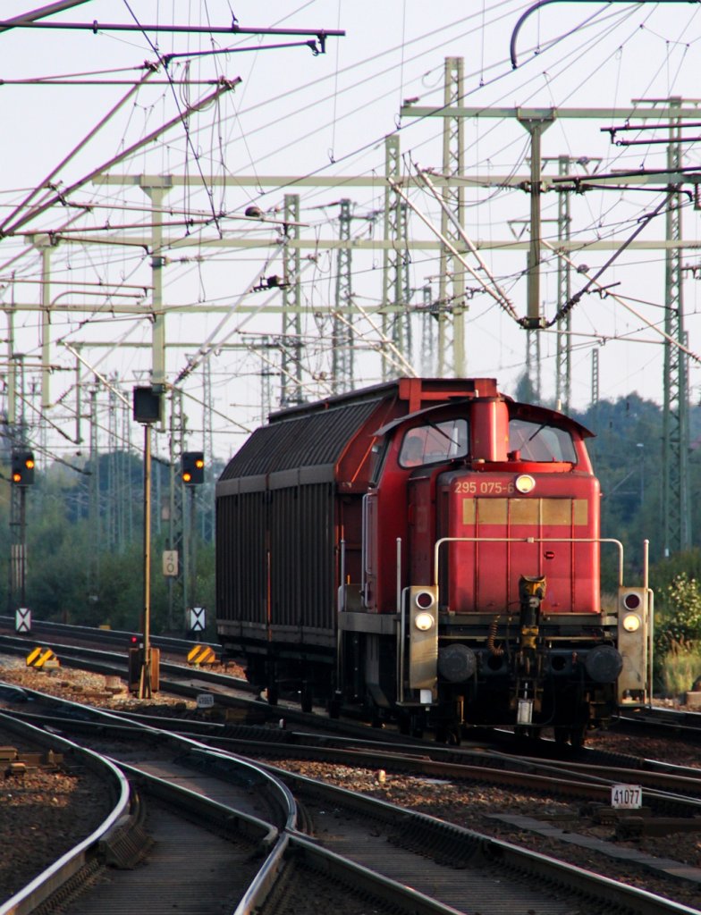 295 075-6 dieselt hier in der Abendsonne durch HH-Harburg. 28.09.2012