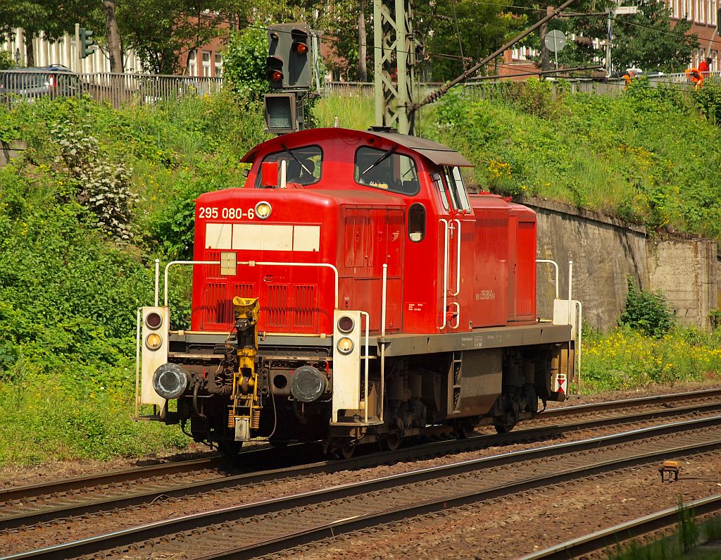 295 080-6 dieselt hier durch HH-Harburg. 01.07.2011