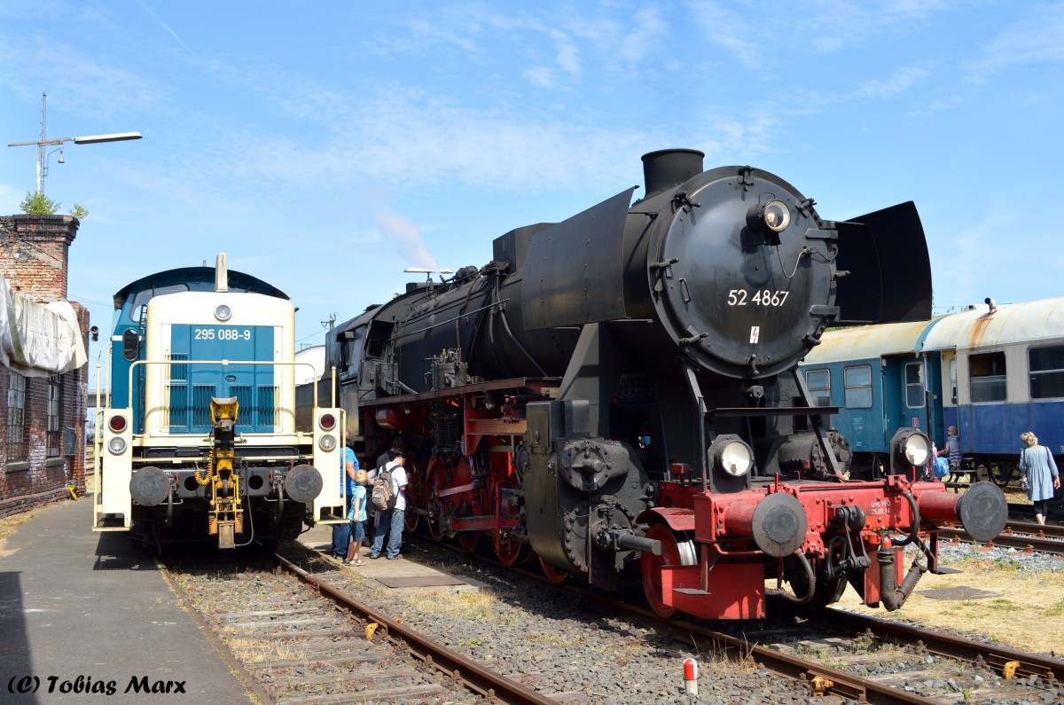 295 088-9 (Railsystems) und 52 4867 (HEF) nebeneinander beim Lokschuppen-Fest in Hanau am 14.06.2015