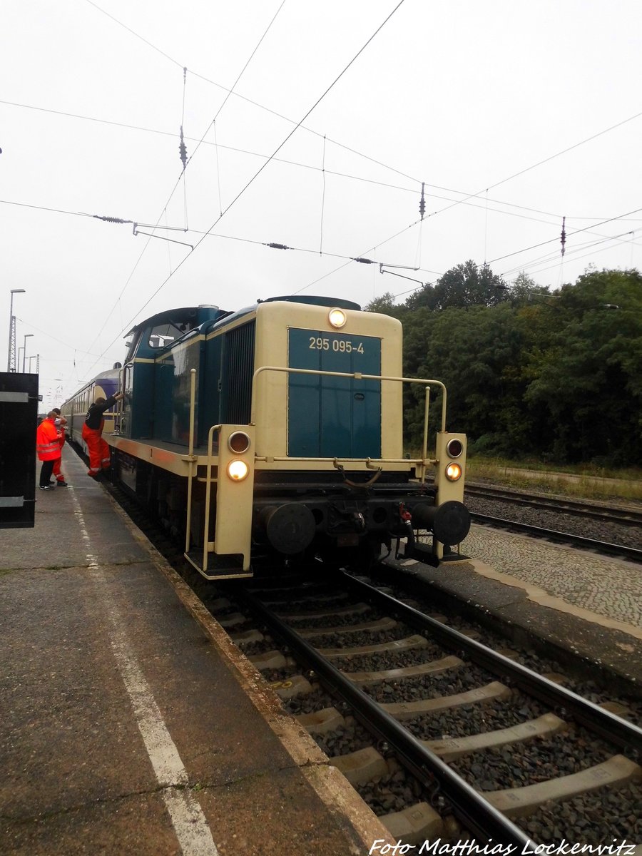 295 095 mit dem SVT 137 234 beim zwischenhalt in Jessen/Elster am 8.10.16