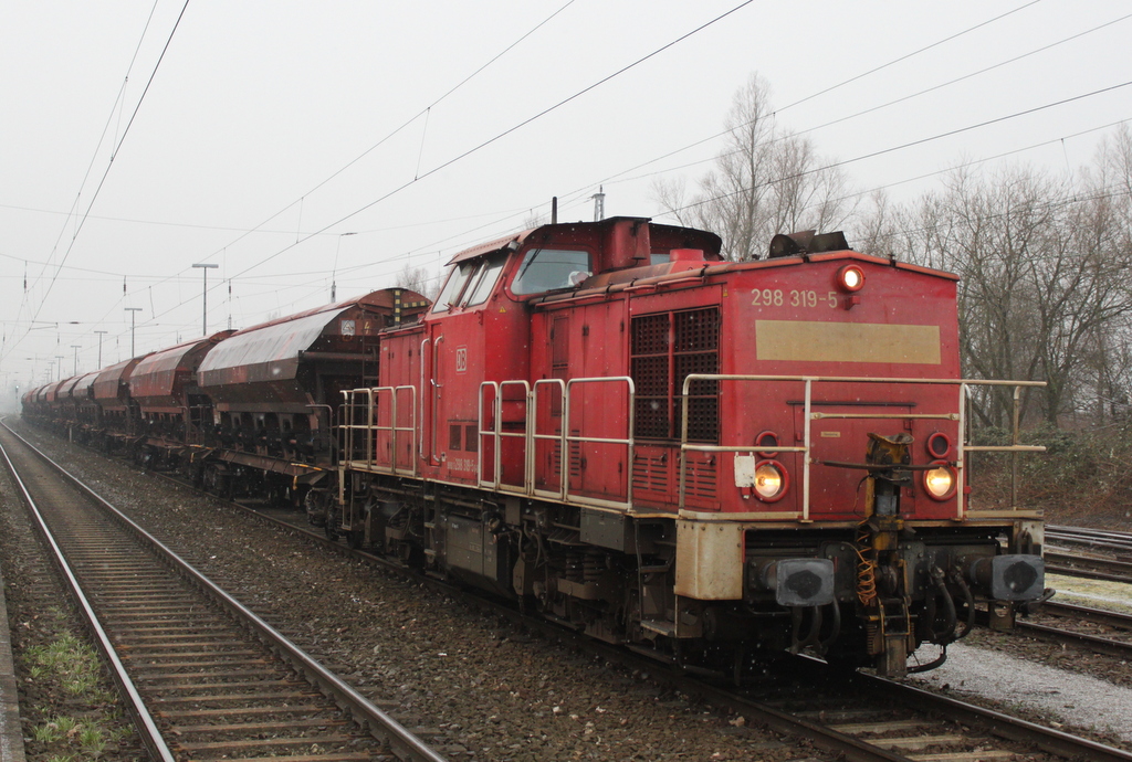 298 319-5 mit Dngerzug von Rostock-Bramow nach Poppendorf kurz vor der Ausfahrt in WRB.02.02.2019 