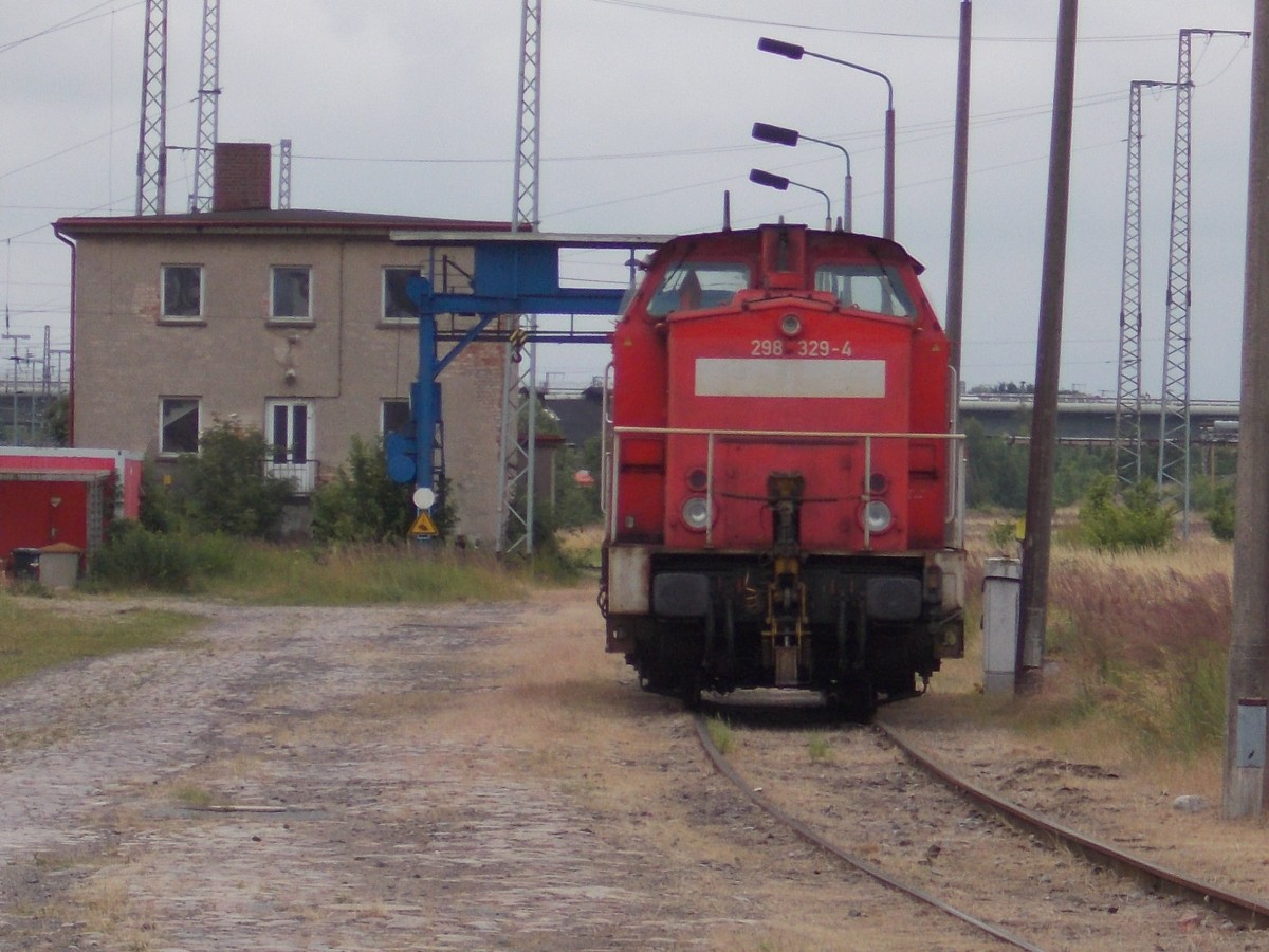 298 329,am 13.Juli 2015,auf dem einzigen Ladegleis im Stralsunder Hbf.
