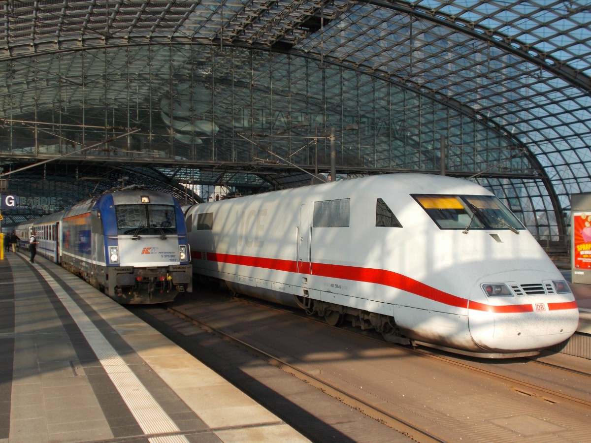 3 370 007 und der ICE 401 065,am 05.Oktober 2014,in Berlin Lehrter Hbf.