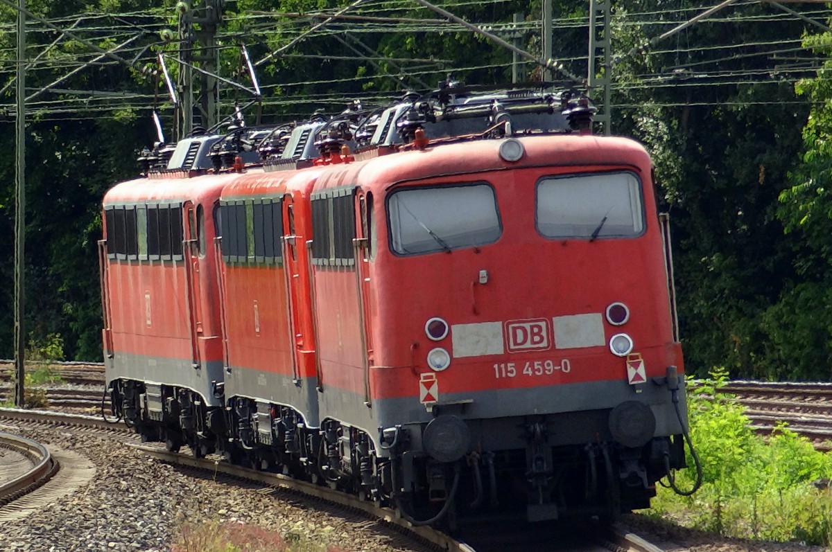 3 Einheits E-Loks der Baureihe 115 durchfahren Stuttgart Bad Cannstatt.
Aufgenommen im Juli 2014.