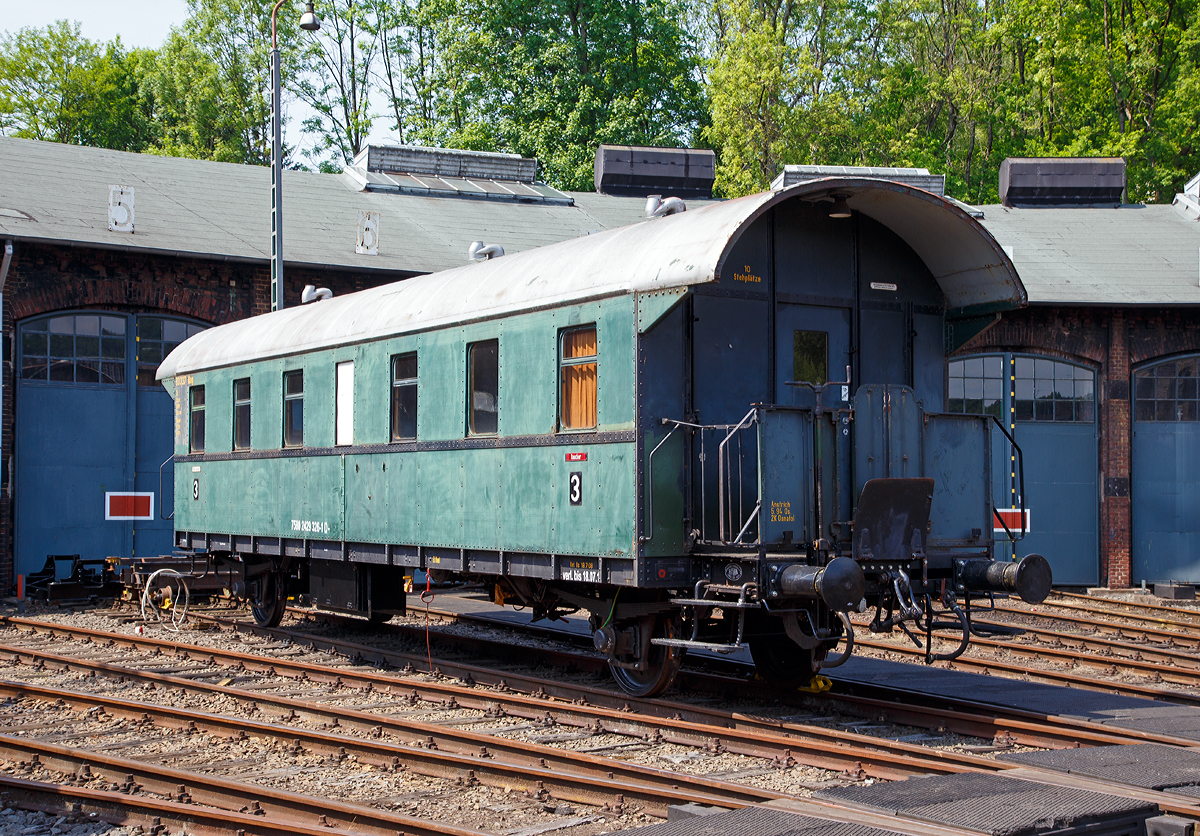 
3. Klasse zweiachsige Einheits-Durchgangswagen der Gattung Ci-28   Donnerbüchsen  83 337 Mag (75 80 2429 326-1 D-VEF) am 28.05.2016 im Eisenbahnmuseum Dieringhausen. 

Der Wagen wurde 1928 von der Hannoversche Waggonfabrik AG (Hawa) gebaut und als 41 635 Magdeburg an die DR geliefert. Spätere Bezeichnungen 41 522 Dresden, 83 337 Magdeburg, DR 341-261 Bi, DR 505024-15682-8 Baai, DR 605099-03116-9 Dienst aa.

Mit dem Namen Donnerbüchse (ursprünglich Donnerwagen) bezeichnet man die zweiachsigen Durchgangspersonenwagen der Deutschen Reichsbahn, die ab 1921 gebaut wurden und im Gegensatz zu den vorhergehenden Ausführungen vollständig aus Eisen bzw. Stahl hergestellt waren (Ganzstahlbauart). Der Name beruht auf dem starken Dröhnen dieser Fahrzeuge aufgrund der nicht vorhandenen Dämmung. 
Bei dreiachsigen Wagen wurde durch die Mittelachse die Schienenstöße recht gut gedämpft und so hielt sich bei diesen die Lärmentwicklung noch in Grenzen.

Von den Wagen der Gattung Ci-28 wurden zwischen 1928 und 1929 insgesamt 1.744 Wagen gebaut.

Technische Daten:
Spurweite: 1.435 mm
Anzahl der Achsen: 2 
Eigengewicht: 20.300 kg 
Länge über Puffer:  13.920 mm
Achsstand: 8.500 mm
Höchstgeschwindigkeit:  90 km/h
Sitzplätze: 58