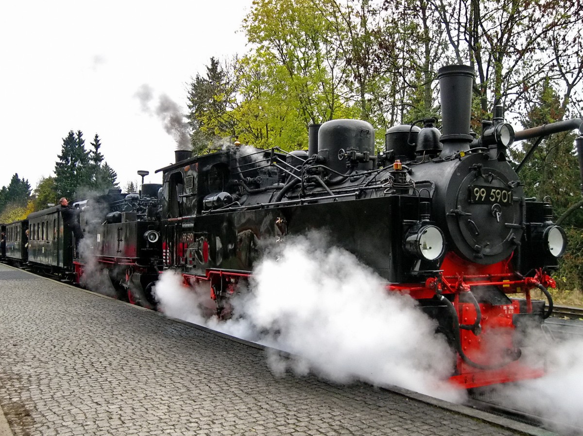 30. Oktober 2010 Drei Annen Hohne, zur Abfahrt stehen 99 5901 und 99 5902 bereit.