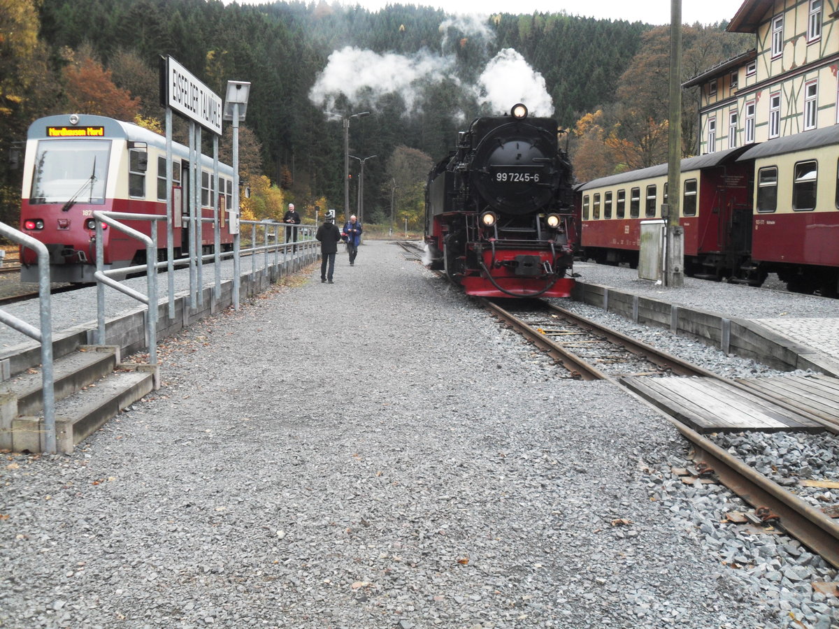 31.10.2016: 99 7245-6 beim Umsetzen in Eisfelder Talm�hle. Auf dem Nachbargleis der Triebwagen nach Hasselfelde.