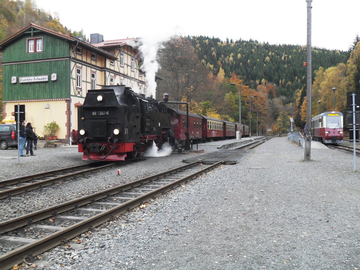 31.10.2016: 99 7245-6 beim Wassernehmen in Eisfelder Talm�hle. Auf dem Nachbargleis der Triebwagen nach Nordhausen Nord.