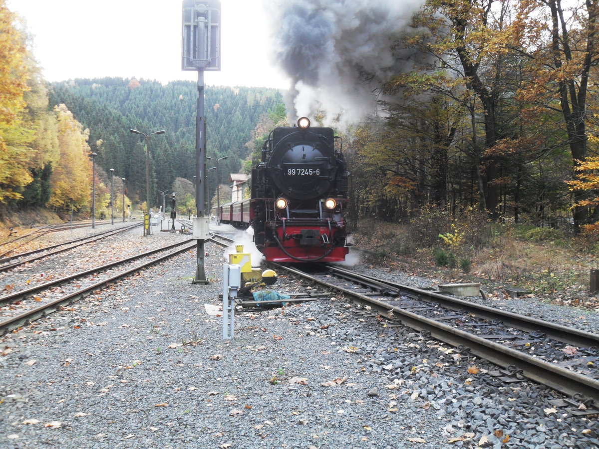 31.10.2016: 99 7245-6 mit ihrem Personenzug bei der Ausfahrt aus Eisfelder Talm�hle nach Drei-Annen-Hohne.