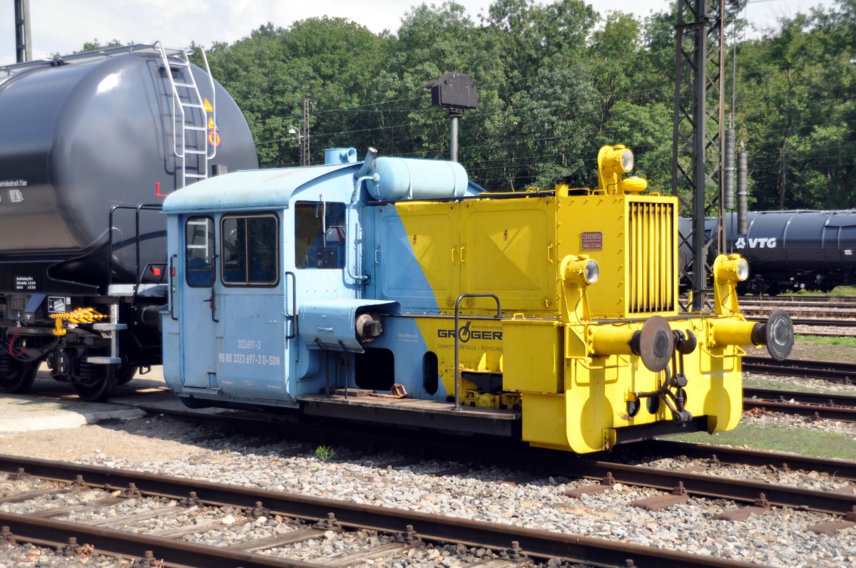 323 697-3 von Jung als Privatlok der Gröger Rohstoffverwertung in Neu-Offingen am 02.08.2012.
