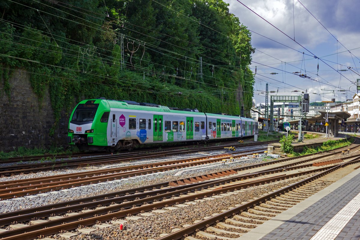 3429 009 verl�sst am 27.07.22 auf der Fahrt in Richtung Hagen den Wuppertaler Hauptbahnhof.