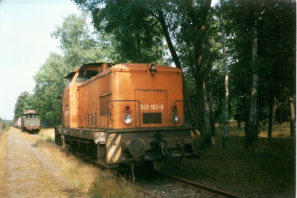 346 182 gehörte zur Bernd Falz Sammlung die sich jetzt in Falkenberg befindet.Als ich die Lok fotografierte befand sich die Sammlung in Jüterbog Altes Lager.