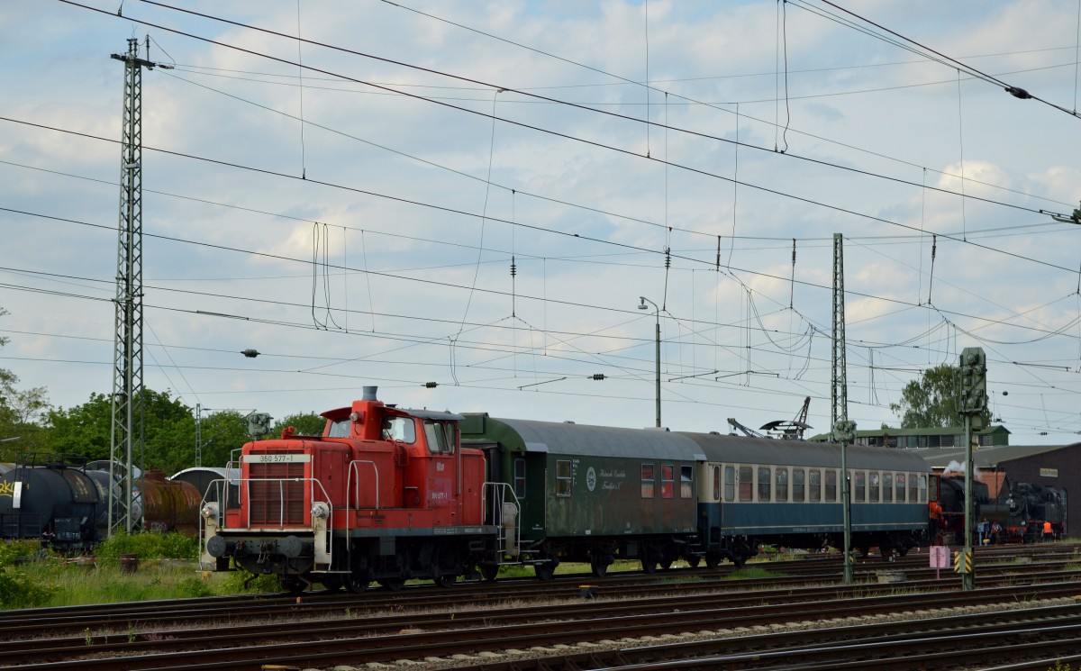360 577-1 beim rangieren zweier Wagen der HEF am 17.05.2015