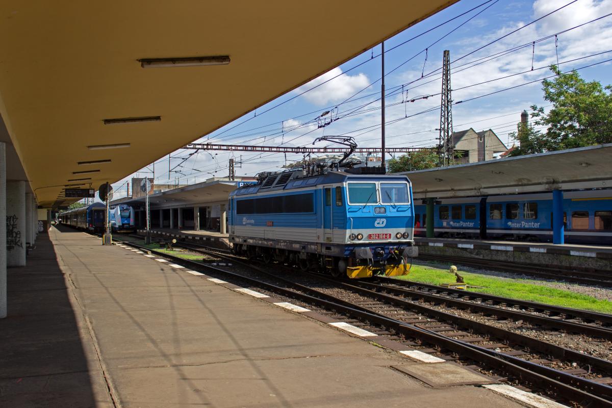 362 164 f�hrt zum wenden in ein noch von 660 110 besetzte Bahnsteiggleis ein, um die Weiche zum Abstellbereich frei zu fahren.