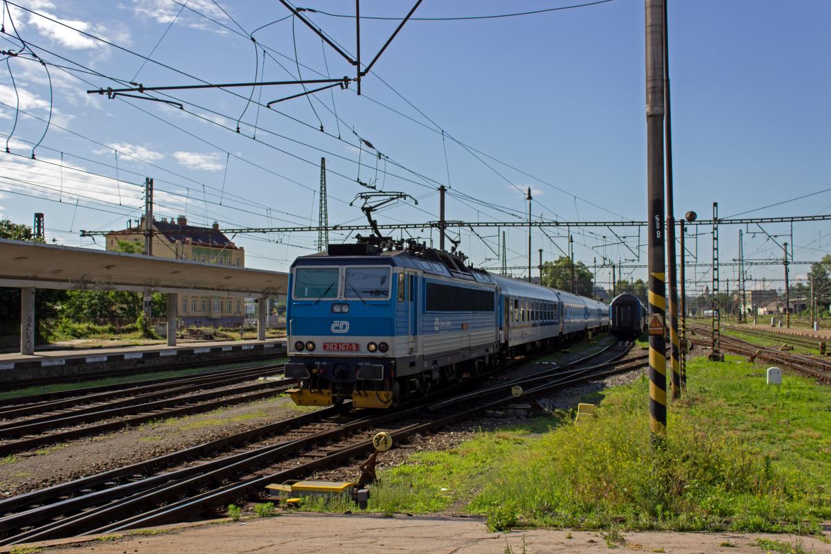 362 167 rollt mit R 979 nach Brno-Kr�lovo Pole an den Bahnsteig in Sm�chov.