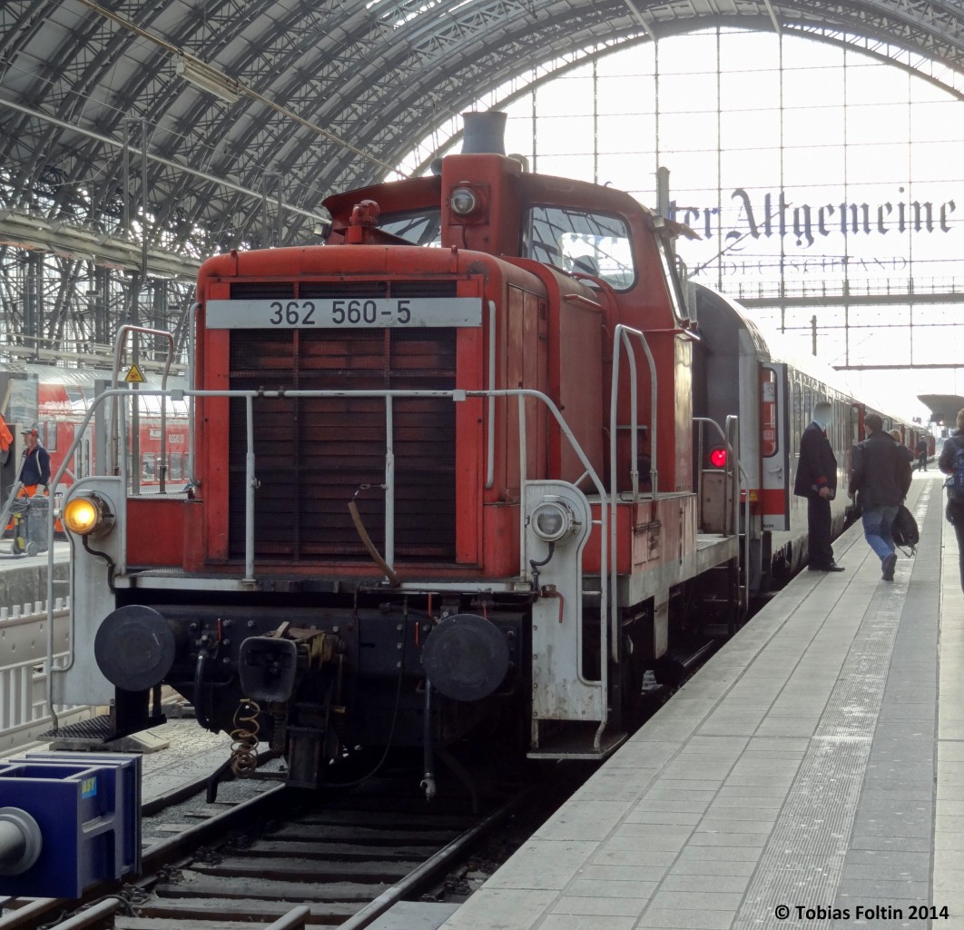362-560 hat soeben einen IC in den Frankfurter Hauptbahnhof gebracht.
Aufgenommen im M�rz 2014.