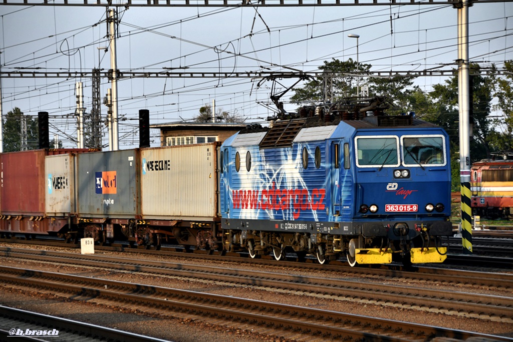 363 015-9 fuhr mit einen containerzug durch breclav,21.09.18