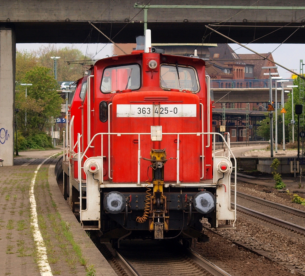 363 425-0 gezogen von einer V90 konnte so im Bhf HH-Harburg festgehalten werden. 06.05.2010