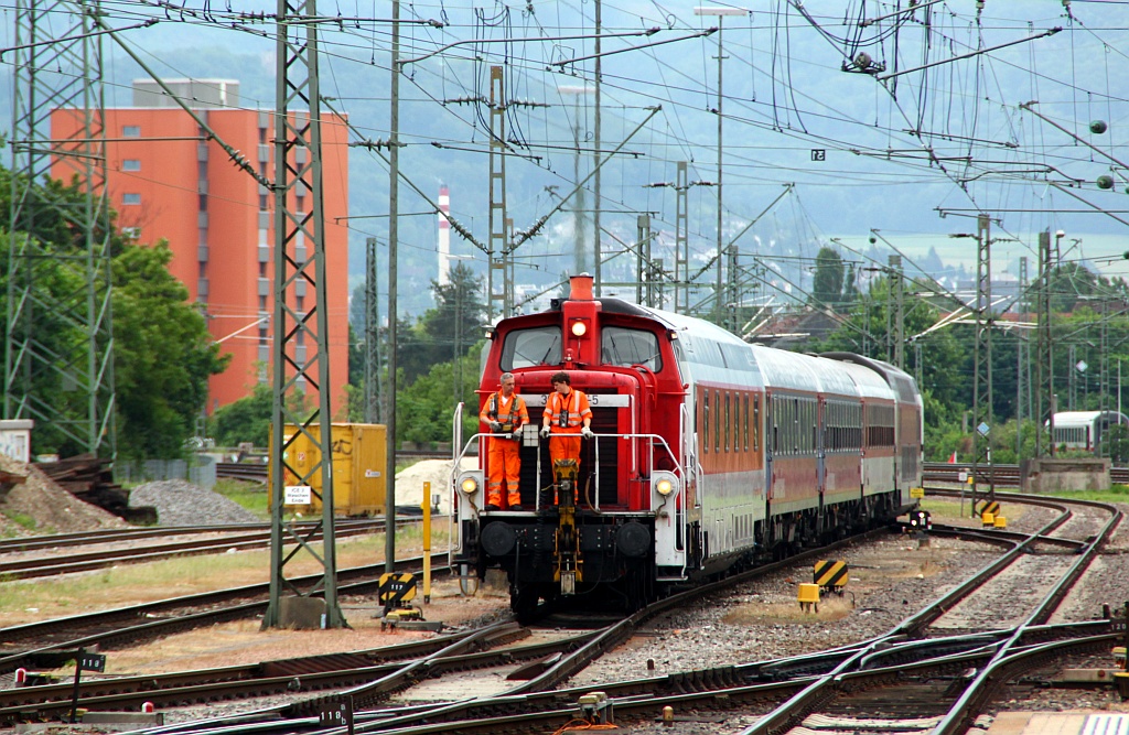 363 649-5 rangiert hier mit einem CNL und der 120 114 am Ende im Bhf Basel Bad. 01.06.2012