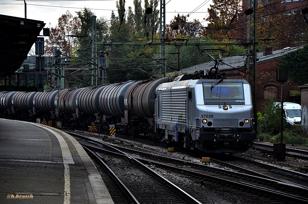 37029 der AKIEM ist am 31.10.14 mit einen tanker durch hh-harburg gefahren