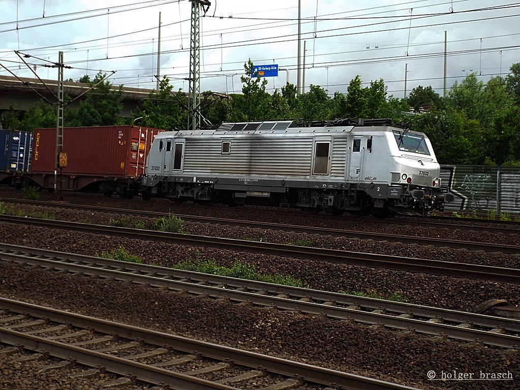 37032 der AKIEM zog mit hoher geschwindigkeit,einen containerzug durch hh-harburg,datum 25.06.13