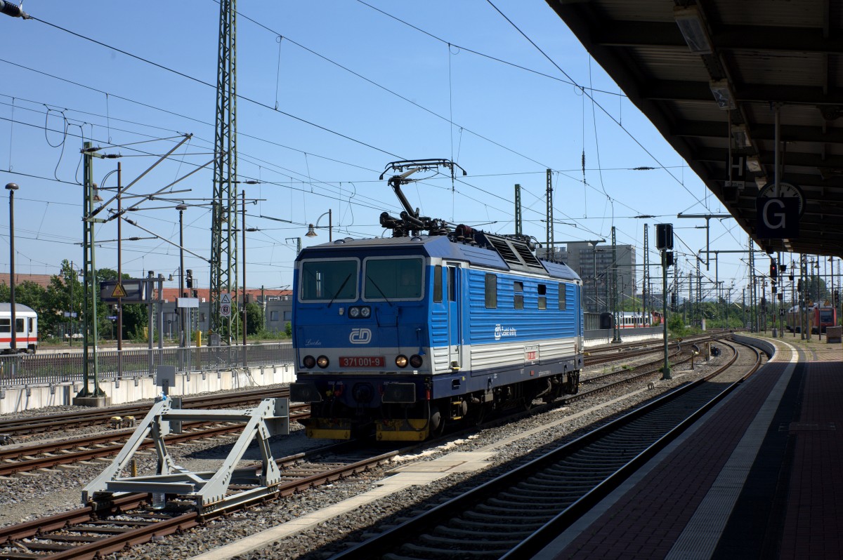 371 001-9  Luka  in Dresden Hbf.  22.05.2014   12:39 Uhr.