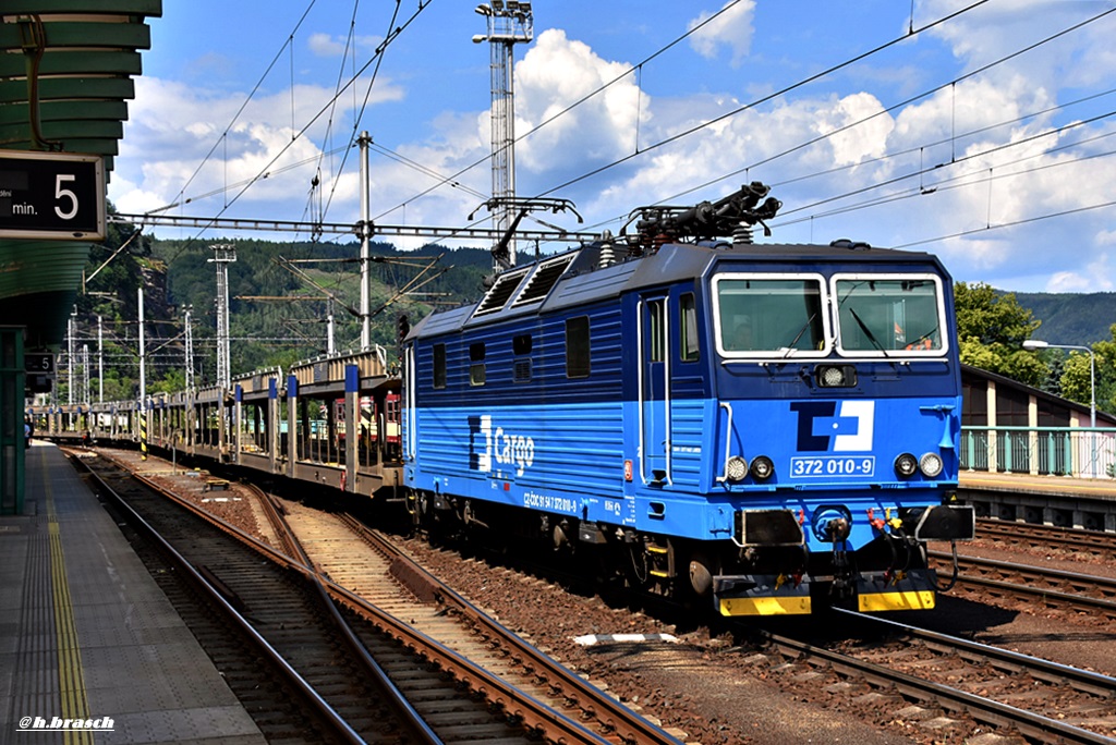 372 010-9 zog einen leeren autozug durch decin hl.n. 10.06.17