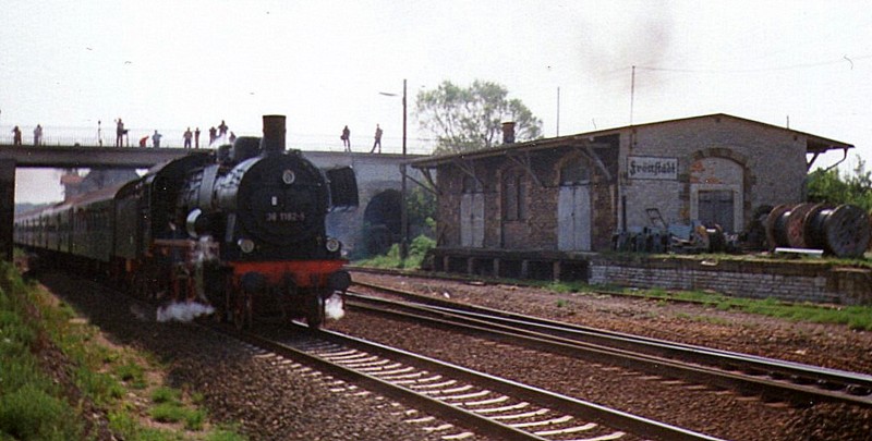 38 1182-5 bei der Ausfahrt aus Fr�ttst�dt Richtung Eisenach im Jahr 1993
