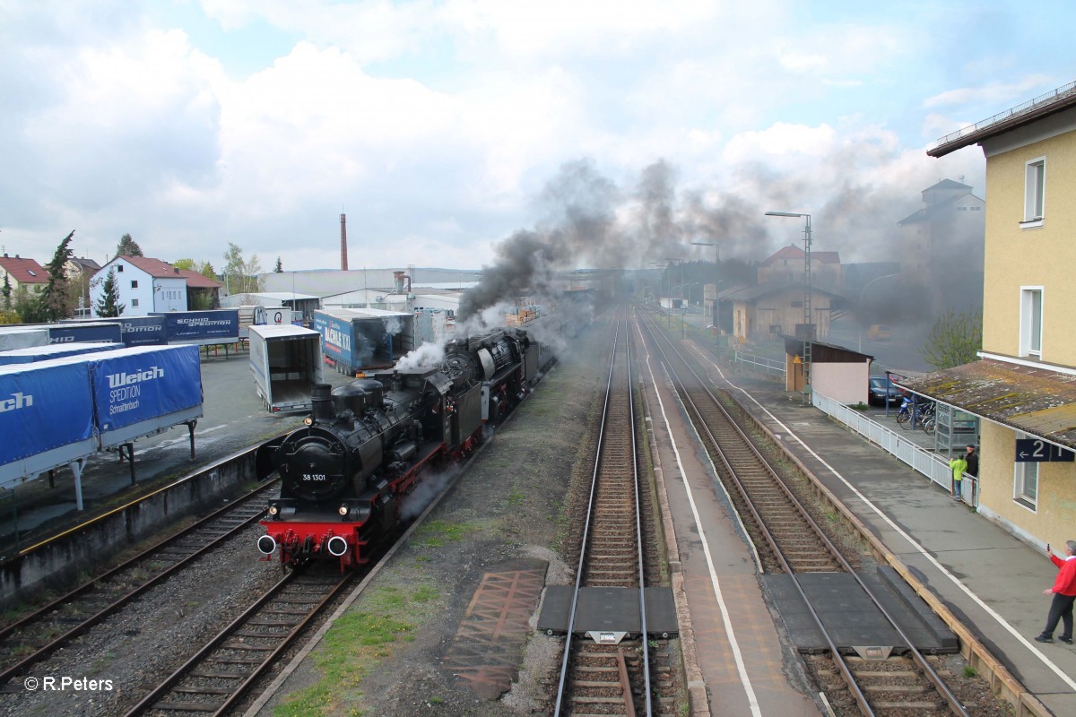 38 1301 und 01 509 erreichen mit dem DPE 24589 Dresden - Passau bei Wernberg-Köblitz. 14.04.14