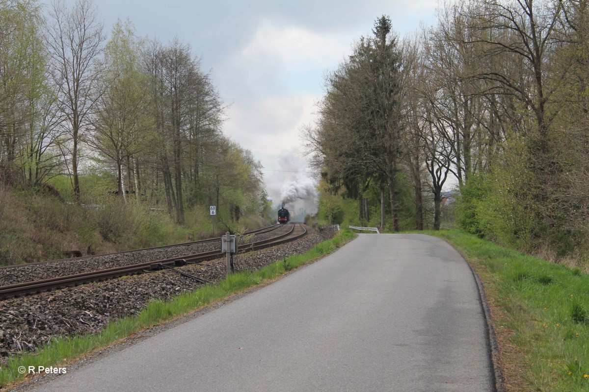 38 1301 und 01 509 kommen langsam um die Kurve bei Wernberg-Köblitz. 14.04.14