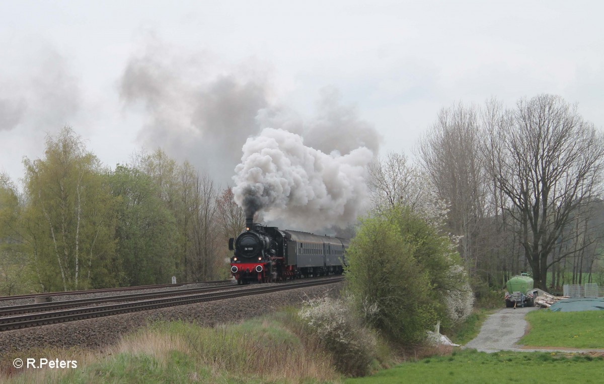 38 1301 beschleunigt ihren Sonderzug aus Linz nach Dresden bei Schönfeld zu Wiesau. 11.04.14