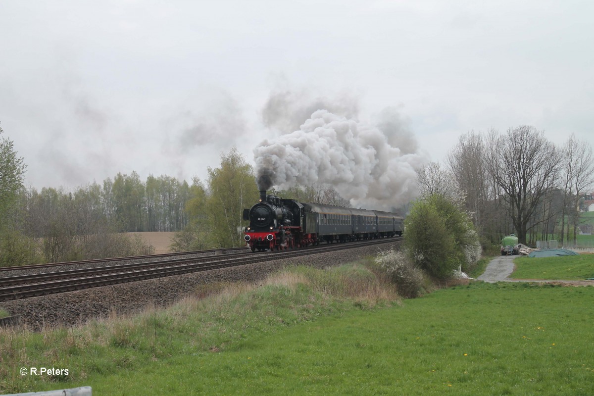 38 1301 beschleunigt ihren Sonderzug aus Linz nach Dresden bei Schönfeld zu Wiesau. 11.04.14