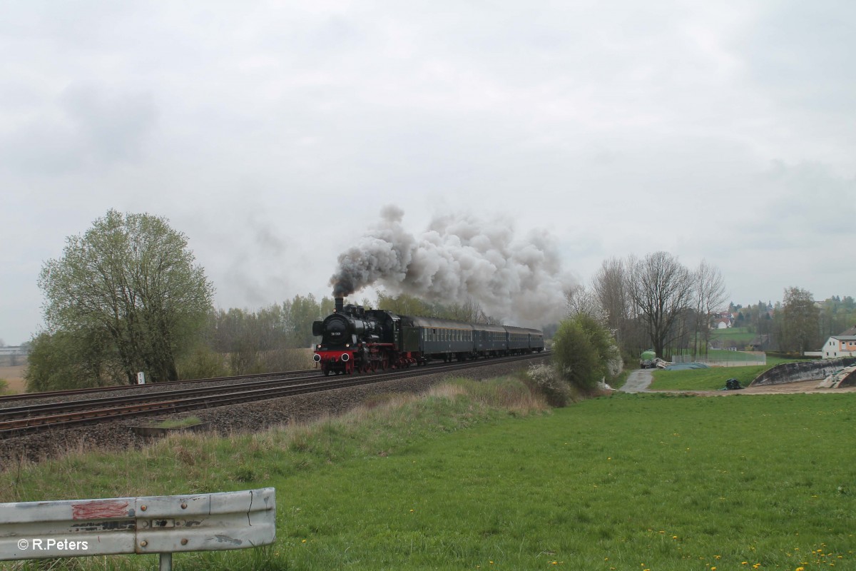 38 1301 beschleunigt ihren Sonderzug aus Linz nach Dresden bei Schönfeld zu Wiesau. 11.04.14