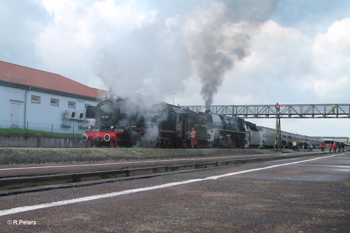 38 1301 hüllt sich in Rauch ein.