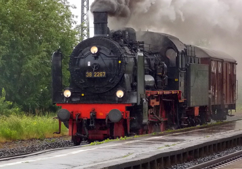38 2267(Eisenbahnmuseum Bochum) bei der R�ckfahrt von Heilbronn nach Bochum.Hier bei der Durchfahrt in Weiterstadt am 26.Mai.2014.Leider hatte ein Idiot gest�rt so das die Konzentration fehlte das Bild besser zu machen.Solche Idioten geh�ren nicht auf Bahnh�fe.
Leider gibt es solche Menschen die nicht besseres zutun haben als Fotografen zust�ren.