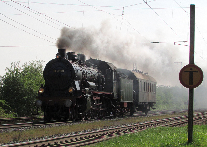 38 3199 der SEH(Süddeutsches Eisenbahnmuseum Heilbronn)durchfährt am 11.Apr.2014
den Bahnhof Weiterstadt um 11:18 Uhr.Die Lok hat die Farben einer Preußsichen Staatslok. 