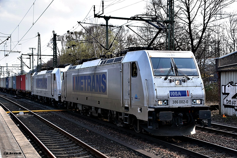 386 002-0 und 386 015-2 zogen einen kastenzug durch hh-harburg,09.04.16