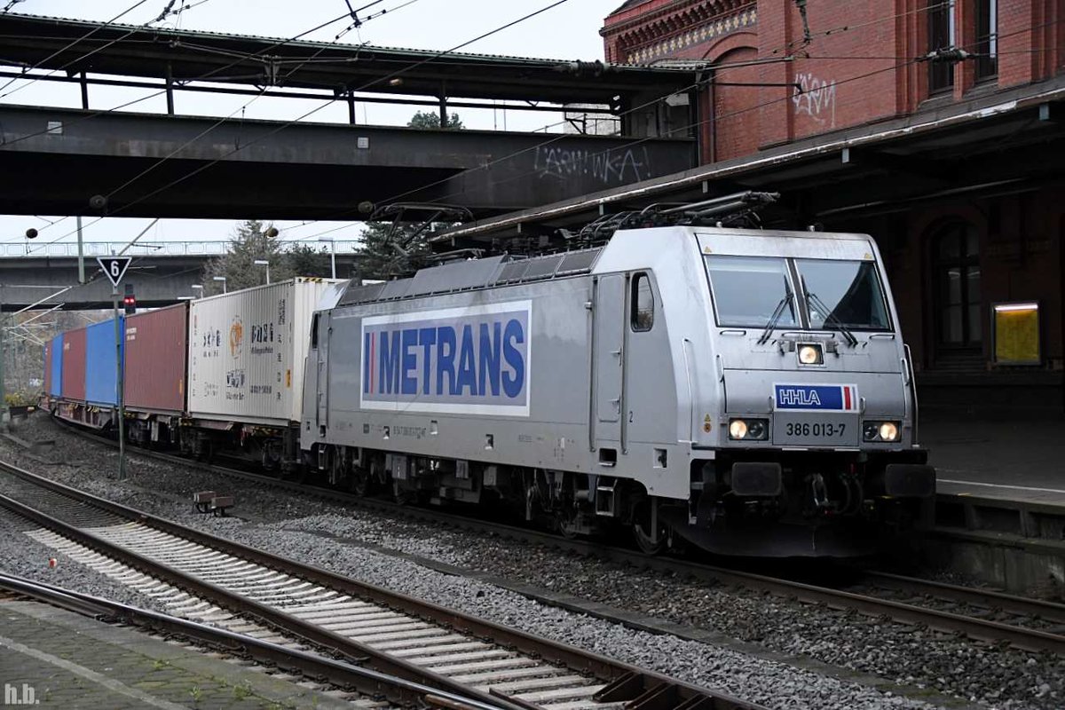 386 013-7 düste mit einen containerzug durch hh-harburg,27.11.20