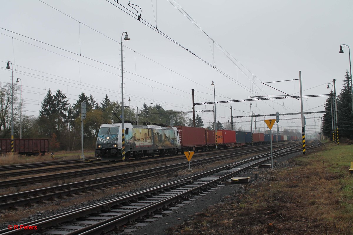 386 020-2 hat Tršnice mit einem Elbtal-Umleiter erreicht und wartet im Bahnhof auf die Weiterfahrt bis Cheb. 11.11.16