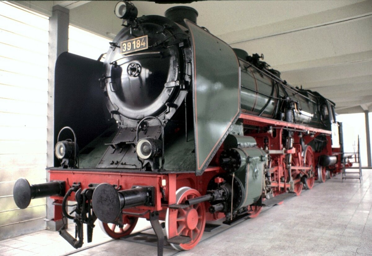 39 184 im LHB (Alstom) Werksmuseum Salzgitter-Watenstedt im Februar 1980. Gesamtansicht.