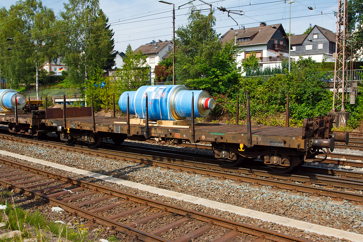 4-achiger Drehgestellflachwagen mit Rungen, Stirnwandklappen und klappbaren Ladeschwellen, jedoch ohne Seitenwandklappen (Gattung Rmms 663) 31 80 3964 236-4 der DB Schenker Rail Deutschland AG, hier am 18.07.2014 in Kreuztal, belanden mit einer Walze der Firma Gontermann-Peipers (Siegen). 

Technische Daten:
Achsanzahl: 4
Ladelnge: 12.644 mm 
Ladebreite: 2.904 mm
Ladeflche: 36,0 m2
Lnge ber Puffer: 14.040 mm
Drehzapfenabstand: 9.000 mm
Achsabstand im Drehgestell: 1.800 mm
Hchstgeschwindigkeit: 100 km/h
Maximales Ladegewicht: 59 t
Eigengewicht: 19.800 kg