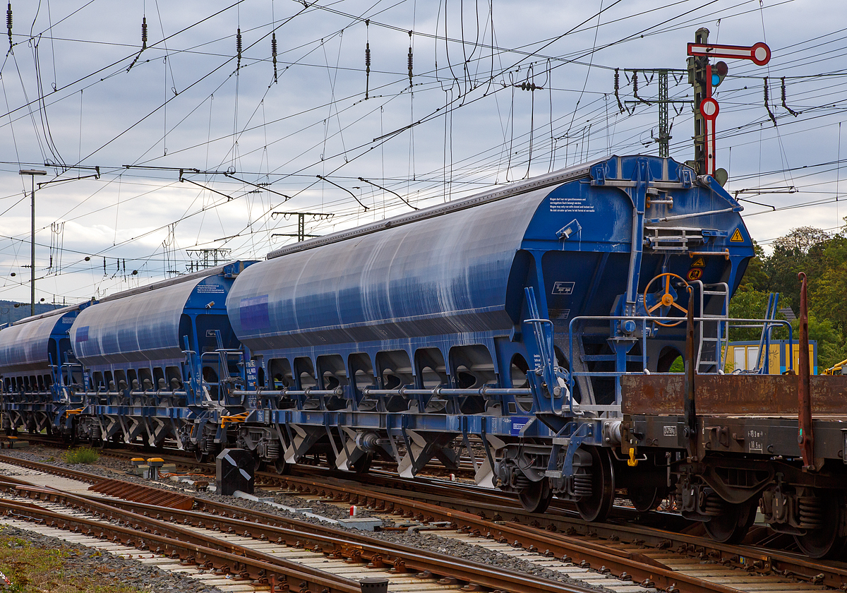 
4-achsige 82,5 m³ Drehgestell-Trichtermittenentladewagen, vorne der 37 84 0839 090-4 NL- WASCO der Gattung Tadns, der Wascosa AG, am 04.09.2020 im Zugverbund beim Rangieren in Koblenz-Lützel.

Der mit einer hohen bilateral kontrollierten Schwerkraftentladung und einem zu öffnenden Dach ausgestattete Wagen ist für den Transport von Kalksteinen und anderen Schüttgütern, die vor Witterungseinflüssen geschützt werden müssen, konzipiert worden. Das Schüttgut wird mit Hilfe der Schwerkraft über die Dachöffnung eingefüllt. Das kontrollierte Entladen wird manuell durchgeführt. Die Entleereinrichtung besteht aus 4 Auslauftrichtern die mit je 2 Klappen verschlossen sind und manuell per Hebel, einzeln von den beiden Plattformen an den Wagenenden aus betätigt werden. Die Komplette Entladung des Wagens ist durch Öffnung auf nur einer Seite möglich. Die Entladung des Wagens erfolgt auf Förderbändern oder in unterirdische Bunker.


TECHNISCHE DATEN:
Hersteller: Astra Rail Industries (Rumänien) 
Spurweite: 1.435 mm
Länge über Puffer : 19.040 mm
Drehzapfenabstand: 14.000 mm
Achsabstand im Drehgestell: 1.800 mm
Eigengewicht: 24.040 kg
Höchstgeschwindigkeit:  100  km/h (beladen) / 120 km/h (leer)
Maximales Ladegewicht: 65,9 t (Streckenklasse D oder höher)
Kleinster bef. Gleisbogenradius:   75 m
Rauminhalt: 82,5 m³
Ladeöffnung: 15.080 x 1.200 mm
Dach: Spritzwasserfestes Hub-/Schwenkdach mit Handbetätigung
Drehgestell-Typ: Y25Lsd-KP1
Laufraddurchmesser: 920 mm (neu)
Bremse: KE-GP-A
Intern. Verwendungsfähigkeit: TEN GE