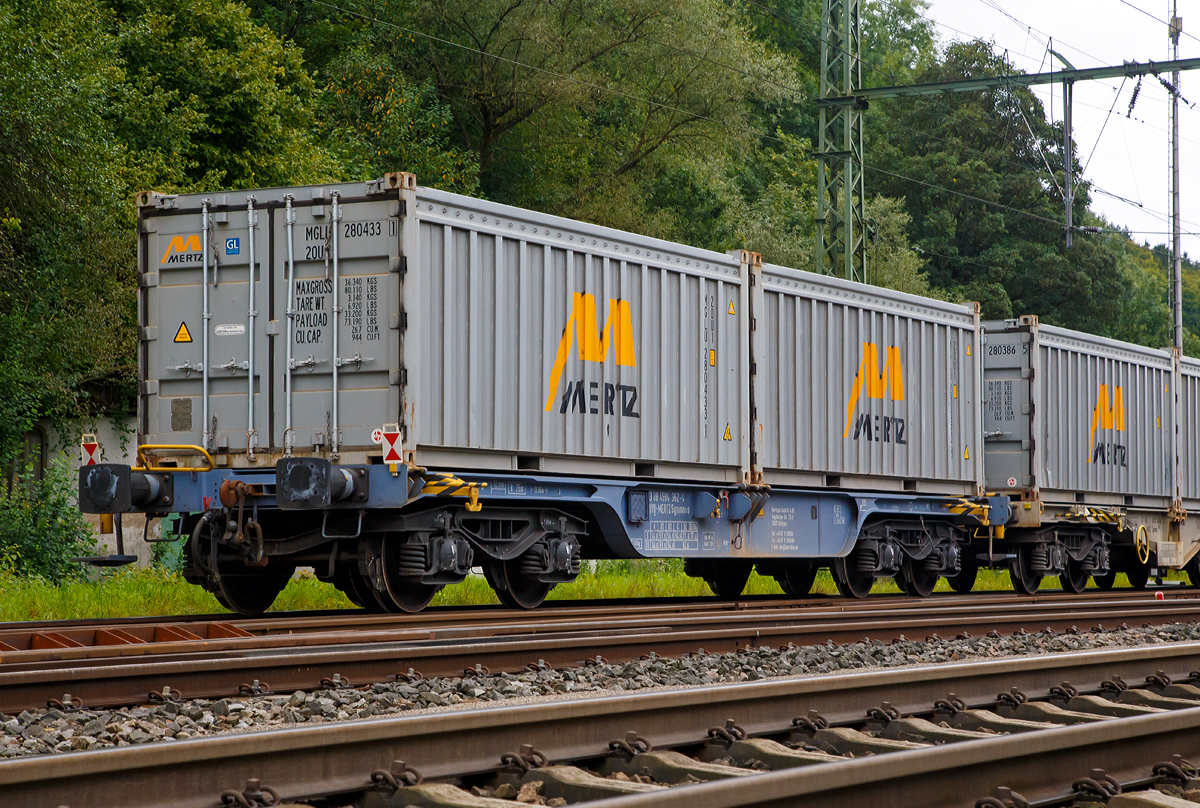 4-achsiger Drehgestell-Containertragwagen der Gattung Sgmmnss, 33 88 4594 362-4 B-MERTZ, der Fa. Heinrich Mertz Kies- u. Sandwerke, beladen mit zwei 20´ Containern fr Kies und Sand, am 09.09.2017 bei einer Zugdurchfahrt in Horb. Eingestellt ist der Wagen in Belgien.

TECHNISCHE DATEN des Wagons: 
Spurweite: 1.435 mm
Anzahl der Achsen: 4 in zwei Drehgestellen
Lnge ber Puffer: 13.860 mm
Achsabstand im Drehgestell: 1.800 mm
Ladelnge: 12.500 mm
Hchstgeschwindigkeit: 120 km/h (bei max. 62,6 t Zuladung)
Maximales Ladegewicht: 72,6 t (ab Streckenklasse D3, jedoch dann Vmax 100 km/h)
Eigengewicht: 16.750 kg
Kleinster bef. Gleisbogenradius: 75 m