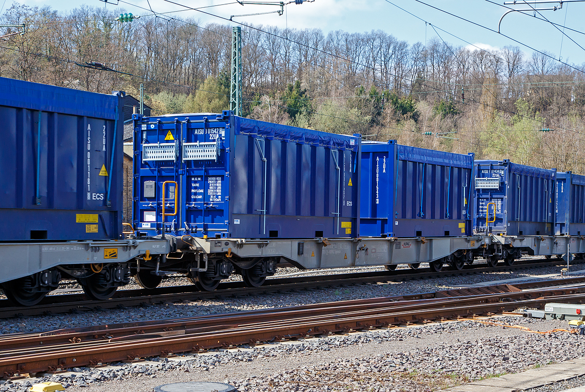 4-achsiger Drehgestell-Containertragwagen der Gattung Sgmnss, 33 85 4578 309-3 CH-HUPAC, der HUPAC AG, beladen mit 2 Stück 30 Fuß Spezialcontainer, am 24.03.2021 im Zugverband bei der Durchfahrt in Betzdorf (Sieg) in Richtung Köln.

TECHNISCHE DATEN:
Hersteller: Ferriere Cattaneo SA (Schweiz)
Spurweite: 1.435 mm
Länge über Puffer: 17.340 mm
Drehzapfenabstand: 12.200 mm
Achsabstand in den Drehgestellen: 1.800 mm
Laufraddurchmesser: 920 mm (neu)
Ladelänge: 16.000 mm
Höhe der Ladeebene über S.O.: 1.115 mm
Eigengewicht: 16.500 kg
Max. Zuladung bei Lastgrenze S: 73,5 t (ab Streckenklasse D)
Max. Zuladung bei Lastgrenze SS: 63,5 t (ab Streckenklasse C)
Max. Geschwindigkeit: 100 km/h (Lastgrenze SS und leer 120 km/h)
Kleinster befahrbarer Gleisbogen: R 75 m 
Bremse: KE-GP-A 
Bremssohle: Jurid 816M
Feststellbremse: Ja
Verwendungsfähigkeit: TEN GE