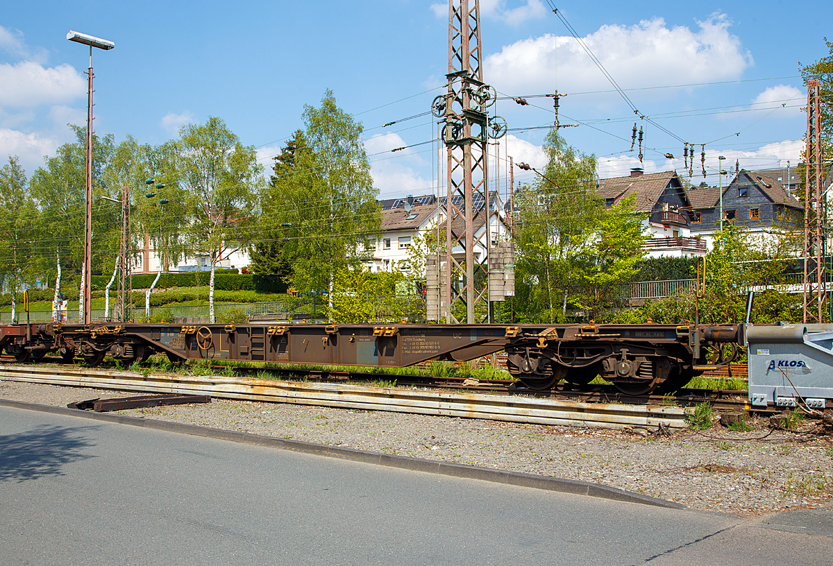 4-achsiger Drehgestell-Containertragwagen der Gattung Sgnss 60´ der ERR European Rail Rent GmbH (Duisburg), 33 RIV 80 4552 378-8 D-ERR, abgestellt am 01.05.2019 in Kreuztal.

Der 4-achsige Flachwagen ist fr den Transport von Containern in Lnge 20‘, 30‘ und 40‘ gem dem UIC-Merkblatt 592-2, sowie fr Wechselbehltern mit Code C gem 596-6 bestimmt.

TECHNISCHE DATEN des Wagons: 
Spurweite: 1.435 mm
Anzahl der Achsen: 4 in zwei Drehgestellen
Lnge ber Puffer: 19.640 mm
Drehzapfenabstand: 14.200 mm
Achsabstand im Drehgestell: 1.800mm
Max. Ladelnge: 18.400 mm (2 x 30 ft. oder je ein 40 und 20 ft. Container)
Hchstgeschwindigkeit: 100 km/h / 120 km/h 
Eigengewicht: 19.450 kg
Maximales Ladegewicht:: S / SS 62,2 t fr Streckenklasse C; S 70,2 t / SS 62,2t fr Streckenklasse D
Kleinster bef. Gleisbogenradius: 75 m
Bauart der Bremse: KE-GP-A 2 x 16“
Drehgestellbauart: Y25Ls(s)d1
Laufraddurchmesser: 920 mm (neu)
Verwendungsfhigkeit: RIV