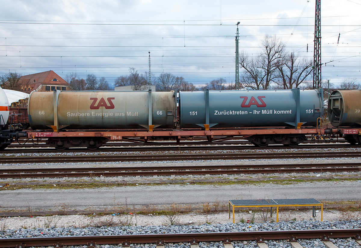 4-achsiger Drehgestell-Containertragwagen der Gattung Sgs 33 RIV 80 4540 075-5 D-ZAS der ZAS Zweckverband Abfallverwertung Sdostbayern, beladen mit zwei Mll-Containern, abgestellt am 27.12.2016 im Bahnhof Rosenheim. 

TECHNISCHE DATEN des Wagons: 
Spurweite: 1.435 mm
Anzahl der Achsen: 4 in zwei Drehgestellen
Lnge ber Puffer: 18.900 mm
Drehzapfenabstand: 13.000 mm
Achsabstand im Drehgestell: 2.000mm
Ladelnge: 18.500 mm
Hchstgeschwindigkeit: 120 km/h 
Maximales Ladegewicht: 58,5 t (Streckenklasse C oder hher)
Eigengewicht: 21.280 kg
Kleinster bef. Gleisbogenradius: 35 m
Bauart der Bremse: KE-GP

In jedem der umliegenden sechs Landkreise des Verbandsgebietes der ZAS (etwa 7350 km - etwa 10% der Flche Bayerns) unterhlt der ZAS eine Mllumladestation. Dort werden die Abflle gesammelt und in spezielle Grocontainer (wie hier auf den Wagon zu sehen) verpresst. Der Mll wird dabei auf ein Viertel des ursprnglichen Volumens verdichtet. Die so befllten Container werden dann auf solchen Sgs Bahnwaggons gesetzt und jeden Werktag von den Mllumladestationen per Bahn zum Mllheizkraftwerk nach Burgkirchen transportiert.

Im Mllheizkraftwerk werden die Container von den Bahnwaggons ber einen Spreader-Kran an den Mllbunker angedockt und ausgepresst. Mit diesem Logistiksystem werden ca. 70% der an das Mllheizkraftwerk angelieferten Abflle aus dem Verbandsgebiet umweltfreundlich per Bahn transportiert.