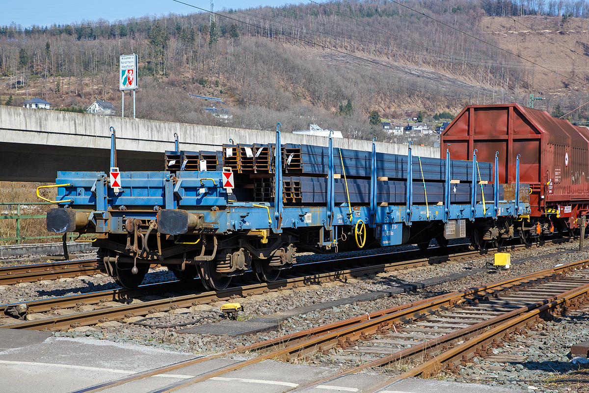 4-achsiger Drehgestell-Flachwagen mit klappbare Stirnborden und Drehrungen, 31 82 3517 210-9 L-CFLCA, der Gattung Rnss, der CFL Cargo, am 24.03.2021 beladen mit Profilstahl im Zugverband bei der Durchfahrt in Niederschelden auf der Siegstrecke (KBS 460) in Richtung Siegen.

TECHNISCHE DATEN: 
Spurweite: 1.435 mm (Normalspur)
Anzahl der Achsen: 4 (in 2 Drehgestellen)
Länge über Puffer:  19.900 mm
Drehzapfenabstand:  14.860 mm
Achsabstand im Drehgestell:  1.800 mm
Laufraddurchmesser: 920 mm (neu)
Länge der Ladefläche: 18.500 mm 
Ladefläche: 49 m²
Eigengewicht:  23.350 kg
Max. Zuladung bei Lastgrenze S: 65,4 t (ab Streckenklasse D)
Max. Zuladung bei Lastgrenze SS: 55,4 t (ab Streckenklasse C)
Max. Geschwindigkeit: 100 km/h (Lastgrenze SS und leer 120 km/h)
Kleinster bef. Gleisbogenradius:  75 m
Bremse: KE-GP-A (K)
Bremssohle: Cosid 810
Feststellbremse: Ja
Verwendungsfähigkeit: RIV
