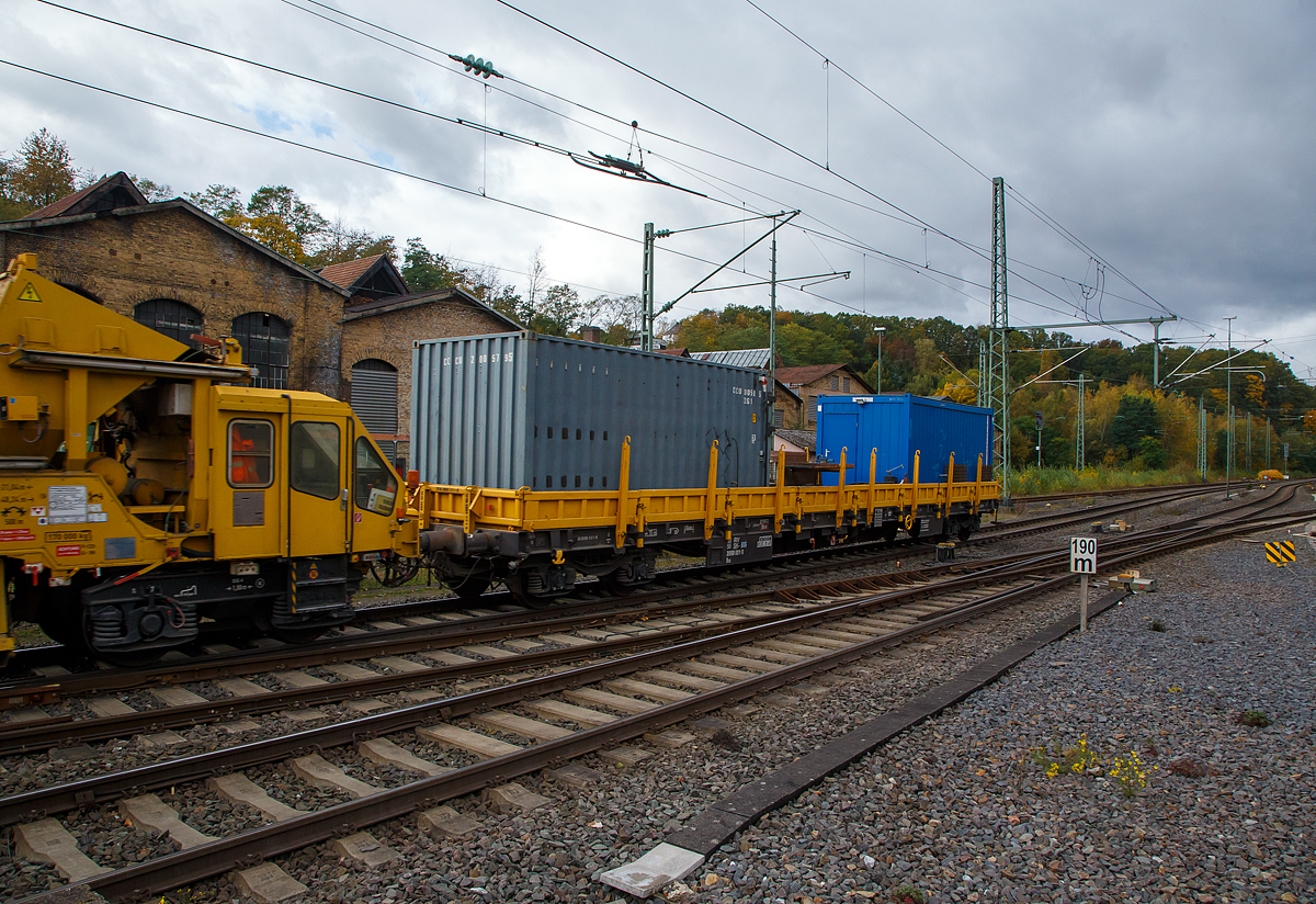 4-achsiger Drehgestell-Flachwagen mit Seitenborden und Drehrungen, 33 56 3999 001-9 SK-BUG, der Gattung Res, der BUG Vermietungsgesellschaft mbH, am 22.10.2021 im Zugverband (Zugschluss), hier als Schutzwagen/Gerätewagen zur Bettungsreinigungsmaschine RM 95-700 der MGW, bei der Durchfahrt in Betzdorf (Sieg) auf der Siegstrecke (KBS 460) in Richtung Siegen.